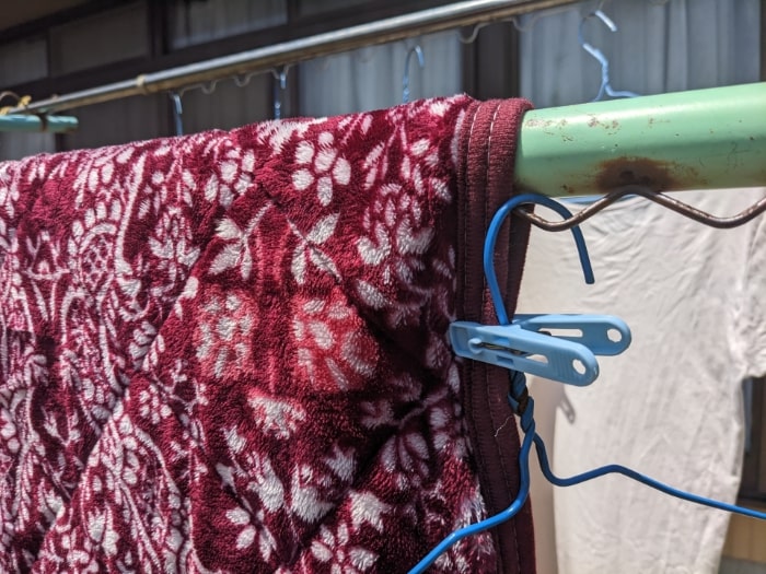 毛布の捨て方6つを紹介!処分にかかる費用や電気毛布の捨て方も解説
