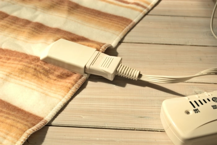毛布の捨て方6つを紹介!処分にかかる費用や電気毛布の捨て方も解説